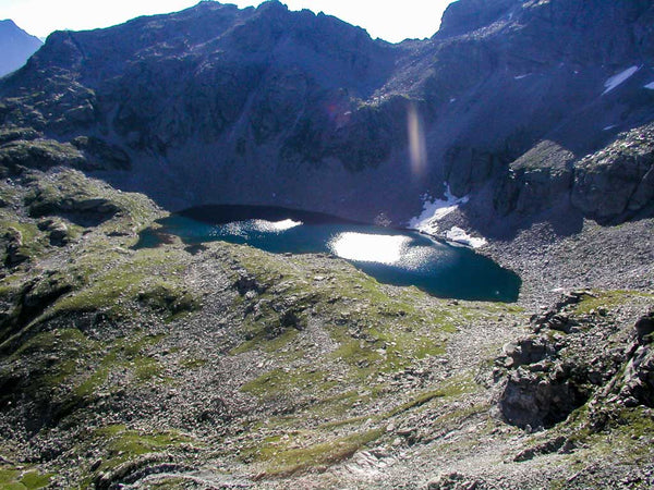 Bergsee im Tessin mit Sicht aus Helikopter