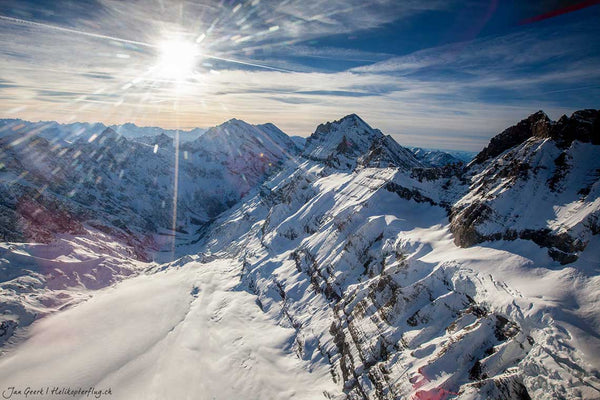 Alpen im Berner Oberland mit Sicht bis zu den Walliseralpen  bei einem Helikopterflug