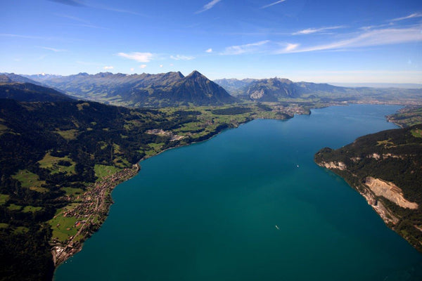 Helikopterrundflug über den Thunersee mit Blick auf den Niesen