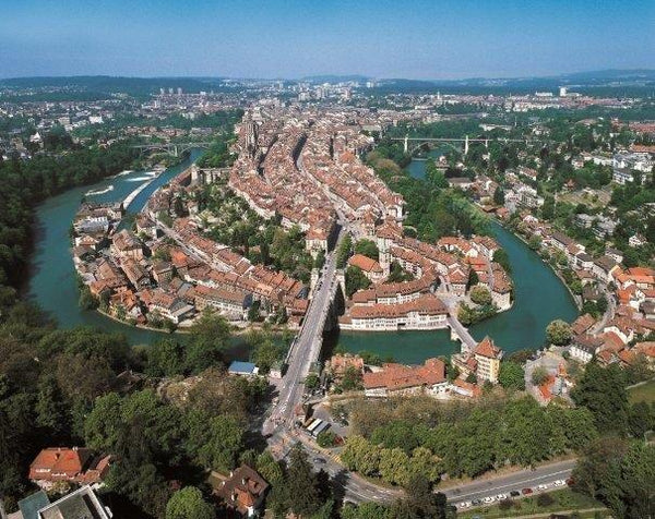 Sicht auf die Stadt Bern bei einem Helikopter Rundflug