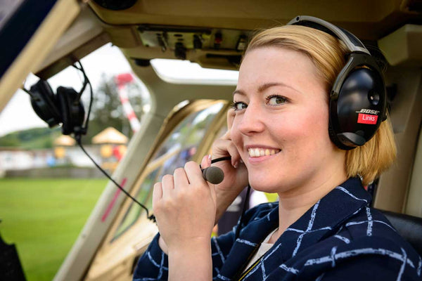 Passagier mit Headset im Cockpit Jet Ranger