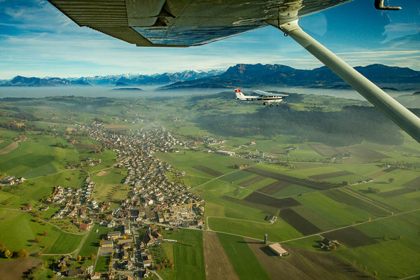 Flugzeugflug über dem Nebel