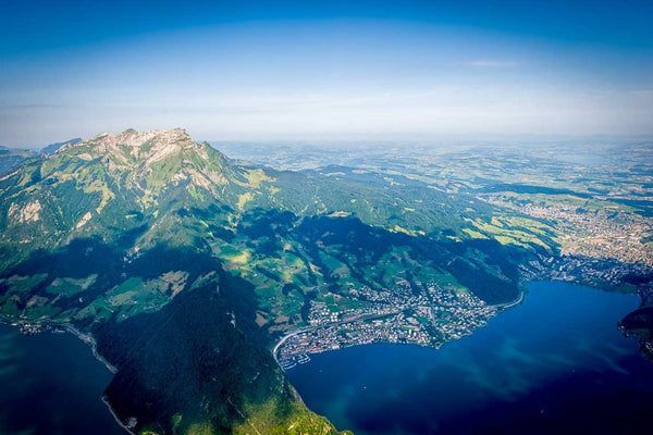 Rundflug mit Sicht auf Seen.