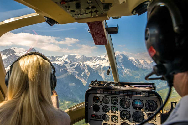 Sicht aus einem Cockpit bei einem Helikopter Rundflug in der Region Berner Oberland