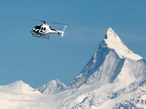 Helikopterflug in den Alpen