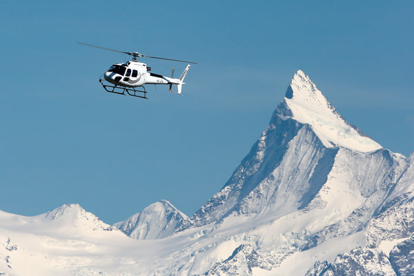 Helikopterflug in den Alpen