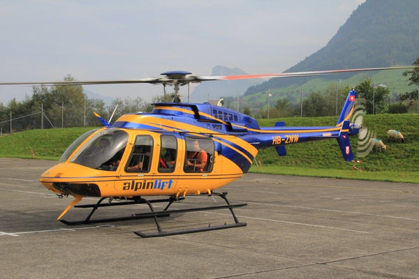 Bell 407 auf Flugplatz 