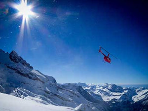 Robinson R66 bei einem Helikopterflug in der Region Jungfraujoch