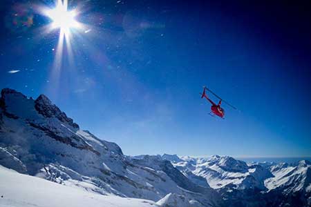 Robinson R66 bei einem Helikopterflug in der Region Jungfraujoch