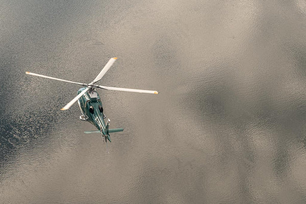 Agusta A109 Helikopterflug über dem Wasser