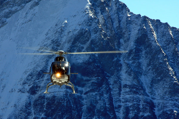 Helikopteranflug mit Eigernordwand im Hintergrund