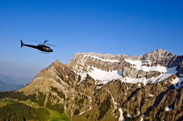 Helikopterflug über Gebirge