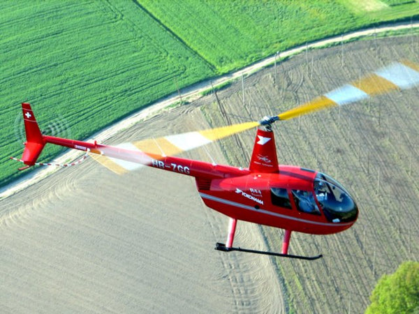 Robinson R44 Helikopter im Flug